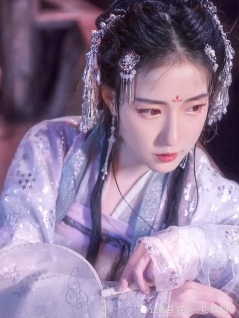 抖音"汉服小姐姐"火了,当她脱下汉服,网友:是仙女本人