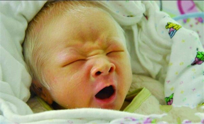 老人捡回一白发女婴,20年后父母来寻,女孩的决