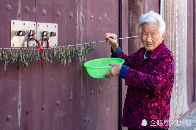 两名九十岁农村老奶奶用肢体语言讲述长寿秘诀,原来奥秘这么简单