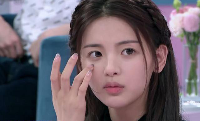 杨超越参加综艺节目,素颜出镜,满脸胶原蛋白被