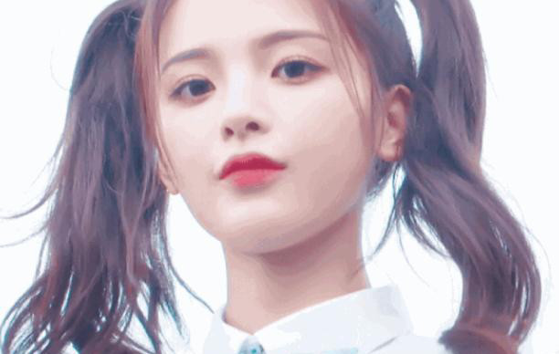 杨超越参加综艺节目,素颜出镜,满脸胶原蛋白被