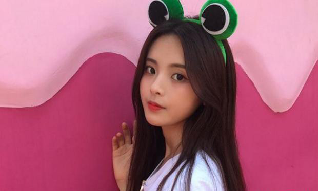 杨超越参加综艺节目,素颜出镜,满脸胶原蛋白被