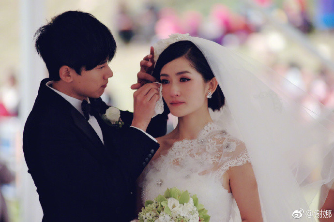 谢娜晒照庆祝结婚七周年 感慨"真好"网友纷纷送祝福