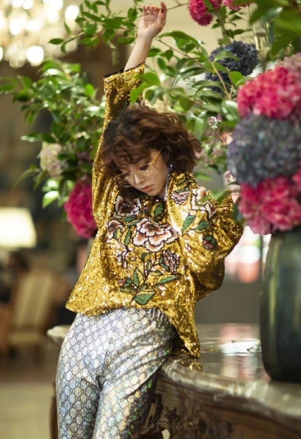 蔡依林恋上姑妈卷,腿快站成90度,一回头看成