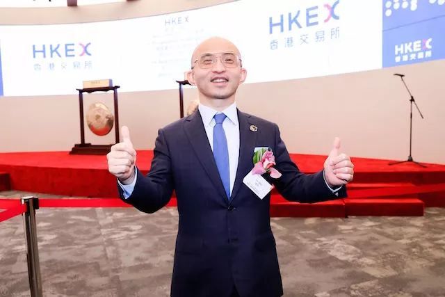 包凡通吃 陪伴别人上市的他终于站上了中心的