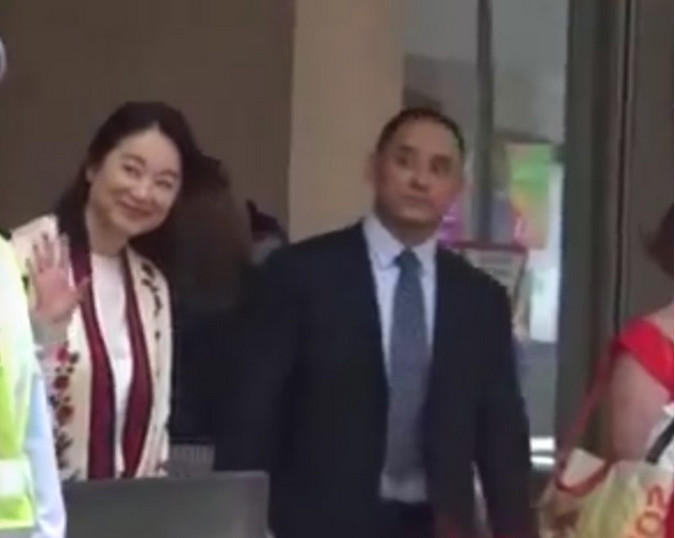 林青霞懒理离婚传闻,身穿奢侈品逛街购物,网友