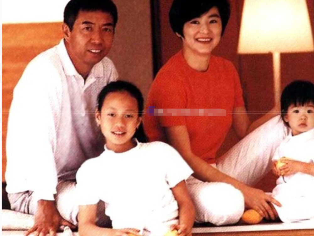 林青霞懒理离婚传闻,身穿奢侈品逛街购物,网友