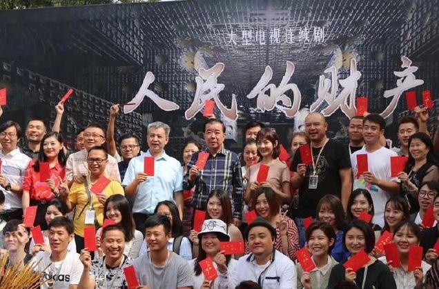 网曝《人民的名义2》路透照，陈晓胡子拉碴领头讨薪?