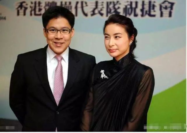 郭晶晶女儿的"腰果眼"十分抢镜,霍启刚乐开花,爷爷豪气赠10亿