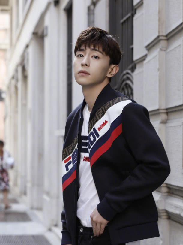 邓伦这是去看秀?鞋子都脏了一大块还不洗洗,被