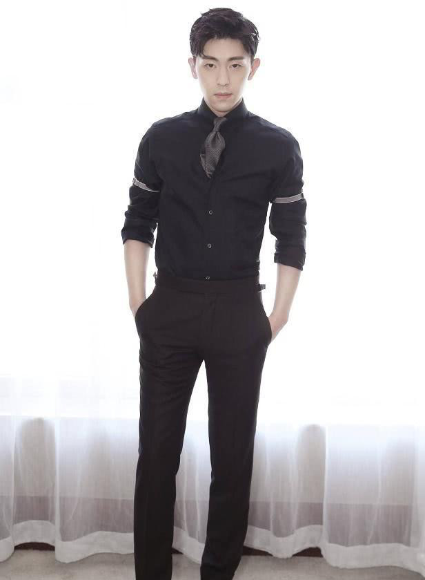 邓伦这是去看秀?鞋子都脏了一大块还不洗洗,被