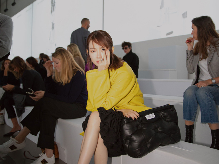 戚薇解锁新造型,皮衣搭配空气刘海,网友:秃头少