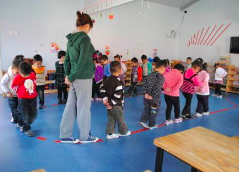 幼儿园家委会提议交钱,家长质疑却被鄙视:穷,我