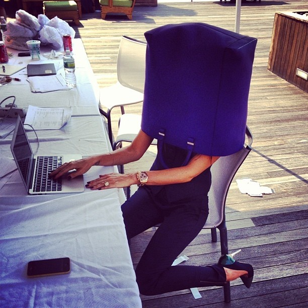 购物袋里贩卖自己、脚打石膏穿高跟,贝嫂真是