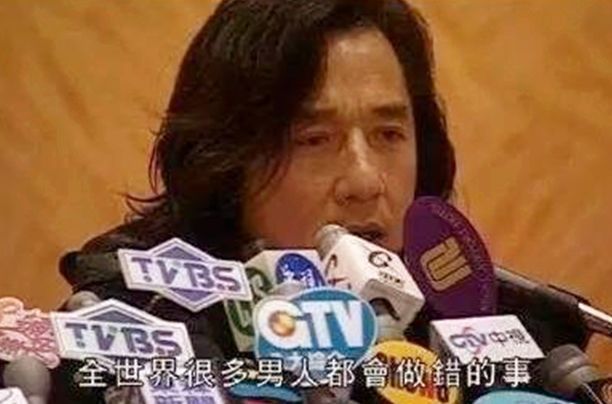 成龙女儿在吴绮莉生日的时候晒自拍,真可怜!