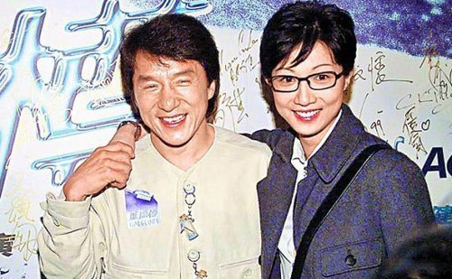 成龙女儿在吴绮莉生日的时候晒自拍,真可怜!