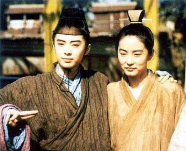 63岁林青霞离婚传闻后现身,走路带风没影响,网