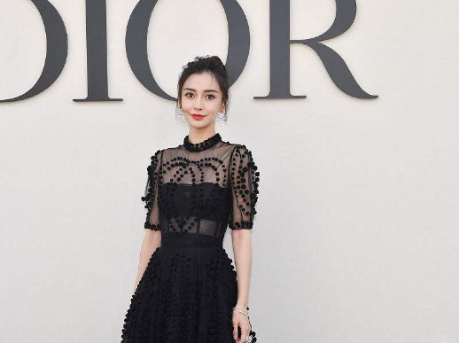 时装周mai秒杀迪丽热巴,杨颖跟风晒出黑天鹅装