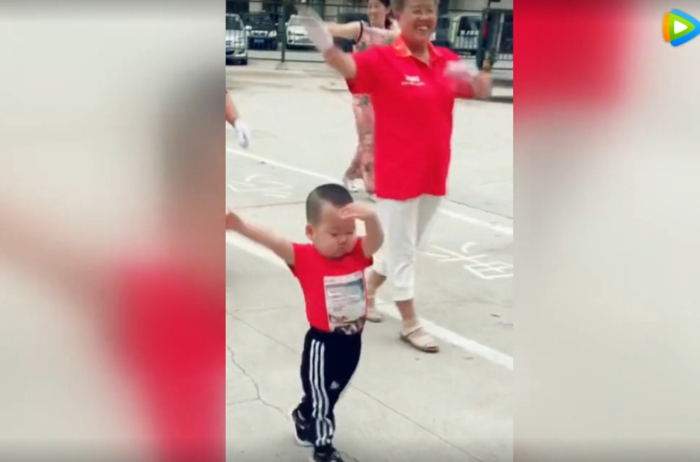 小宝宝跟奶奶跳广场舞,小步伐贼专业,把一旁的