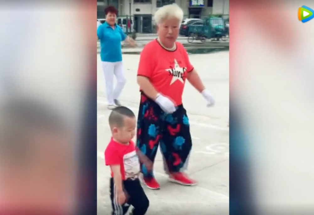 小宝宝跟奶奶跳广场舞,小步伐贼专业,把一旁的