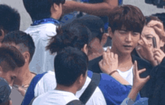 杨紫又换男友了,和他穿同款鞋子举止亲昵,邓