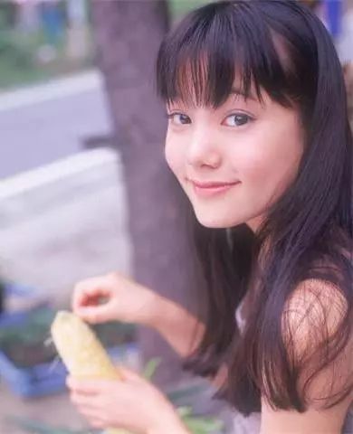 曾是《头文字D》女主，被传和陈冠希假戏真做，如今成发福胖大妈