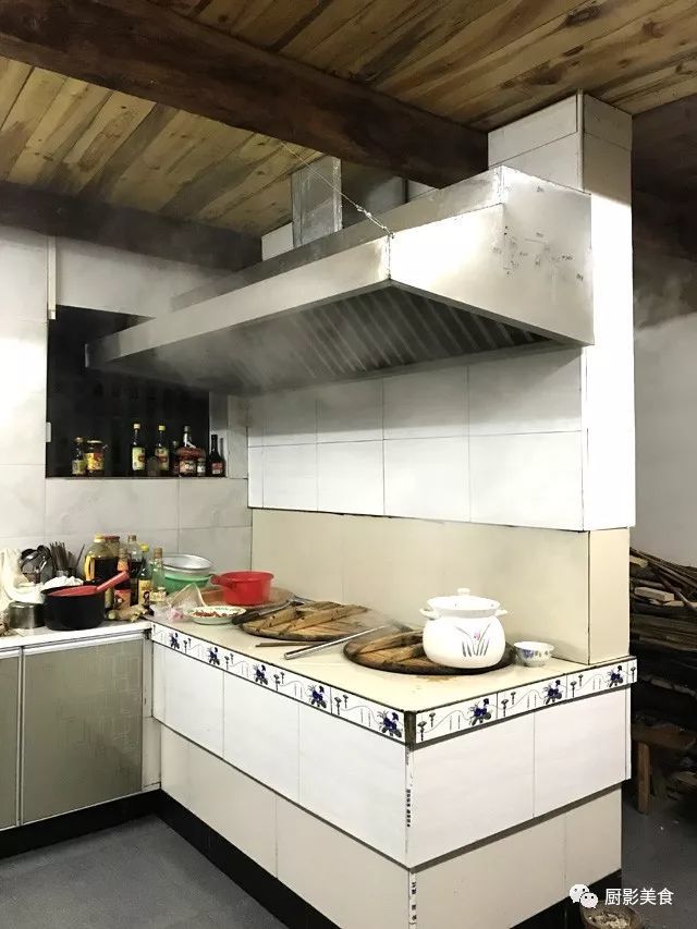 厨房不大,但是很干净,三口柴火灶承载着这个土菜馆的地道美食文化精神
