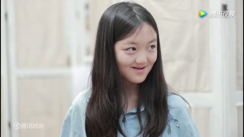 李亚鹏47岁生日，李嫣送惊喜，这个爸爸激动得用手捧着女儿的脸