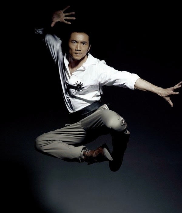 师从洪金宝，经常饰演李连杰的死对头，曾经因辱华角色而拒演