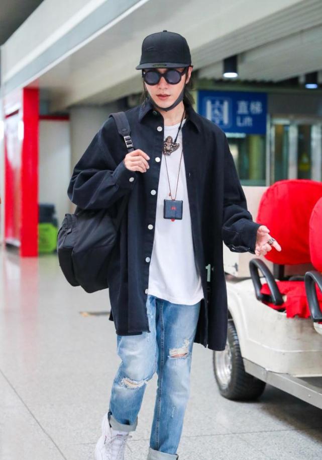 陈坤又扎半丸子头,烂大街运动服配土气牛仔裤