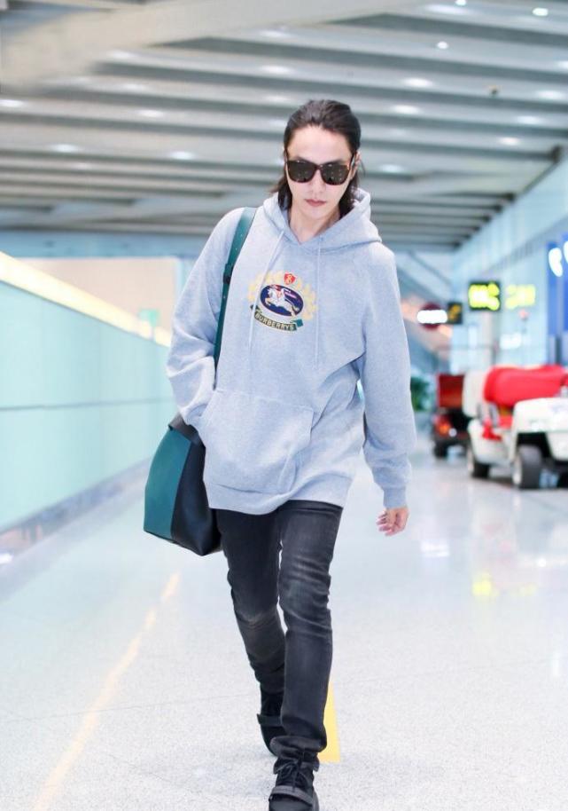 陈坤又扎半丸子头,烂大街运动服配土气牛仔裤