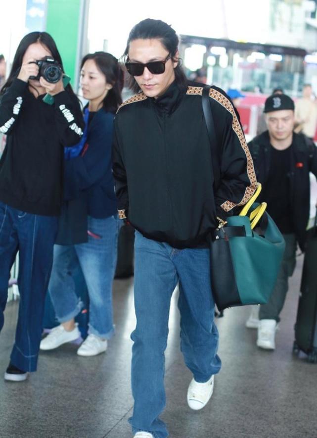 陈坤又扎半丸子头,烂大街运动服配土气牛仔裤
