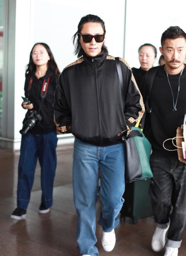 陈坤又扎半丸子头,烂大街运动服配土气牛仔裤