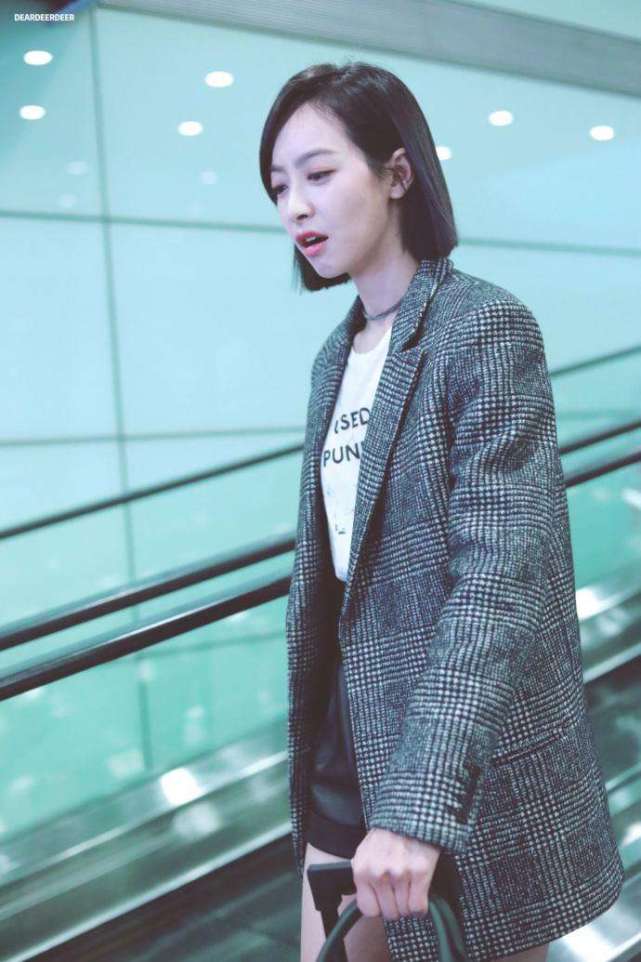 宋茜现身机场,西装搭皮短裤拉风又时尚,是冷是