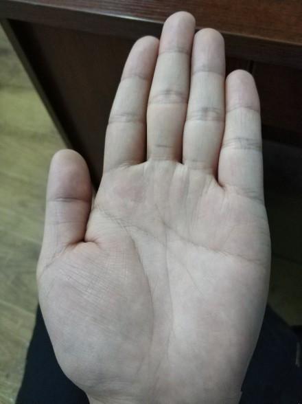 智慧线延伸到感情线,吵架跑不了;川字掌杂纹多