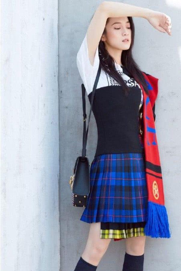 老爹鞋、松糕鞋都没张雪迎的板砖鞋厉害,穿上