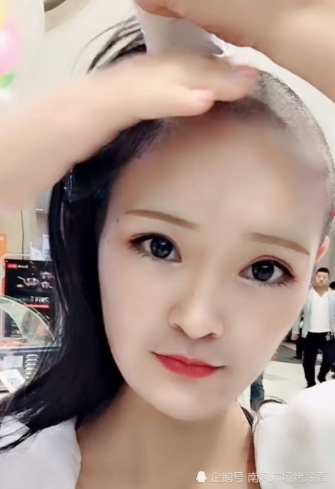 小姐姐失恋之后剃光头,过程惨不忍睹,剃完之后美到