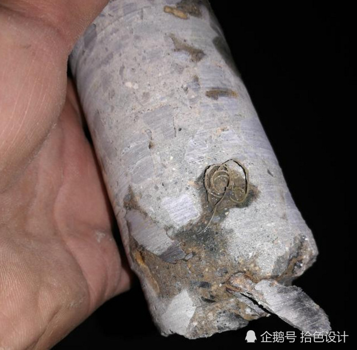 刚把空调孔打好,邻居就说费用不能付,得知情况