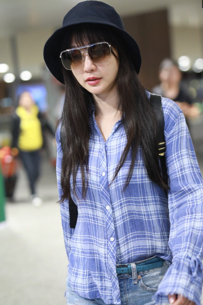 柳岩现身上海机场,破洞牛仔裤衬衫小白鞋,网友