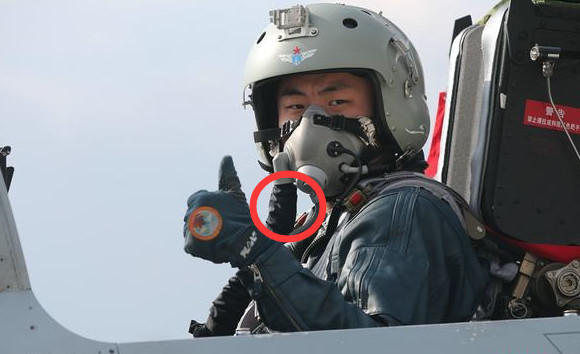 同样是开飞机,为啥战机飞行员要求戴氧气罩!而普通飞行员却不用