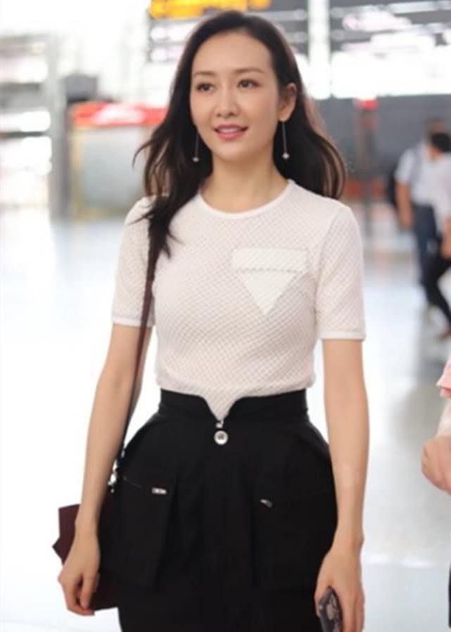 36岁的王鸥会穿,穿蓝色卫衣配黑色裤子像26岁