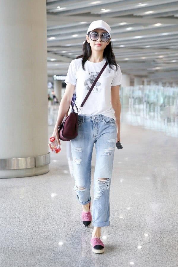 36岁的王鸥会穿,穿蓝色卫衣配黑色裤子像26岁