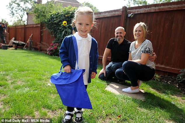 13周早产女婴生下来不足一斤,胳膊还没有父母