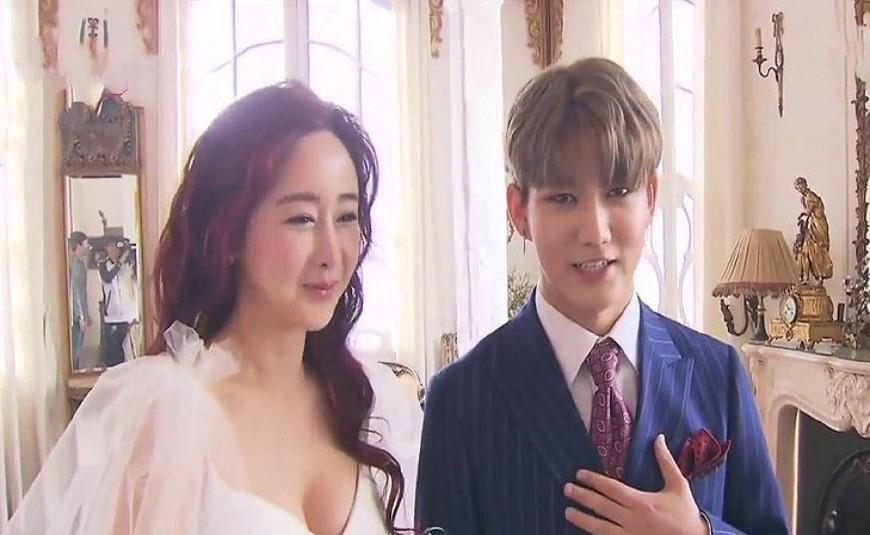 42岁的韩国女歌手,嫁小18岁中国网红,42岁依然