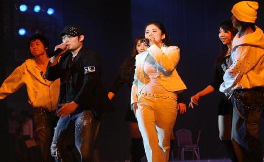 42岁的韩国女歌手,嫁小18岁中国网红,42岁依然