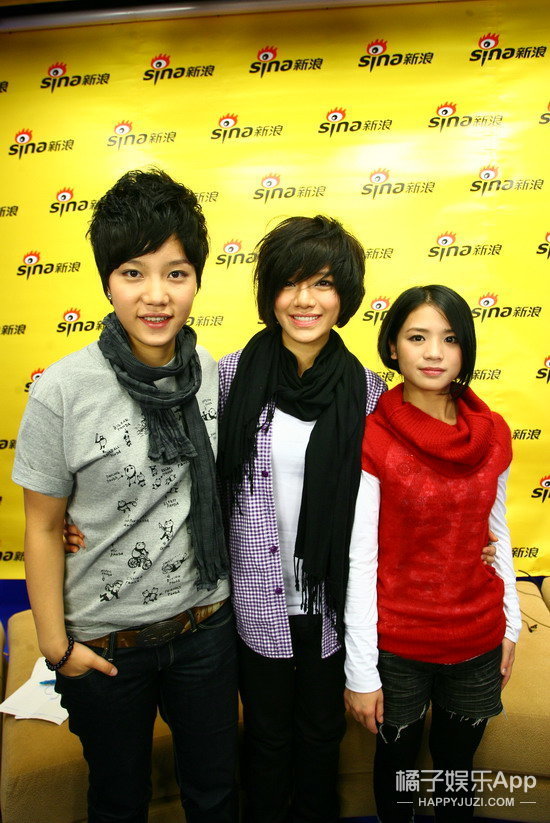 还记得09快女季军黄英吗?她儿子都上综艺了