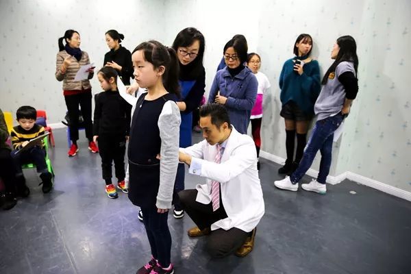 每天低头玩手机看书,孩子的脊柱出大事了,医学