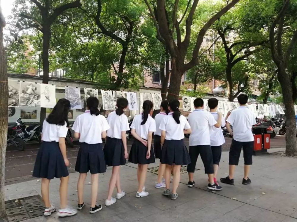 庆中秋,迎国庆-南昌十八中举办高二美术作品展