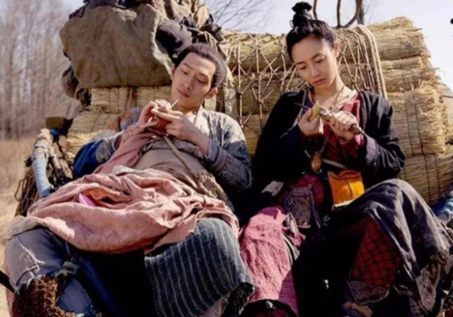 古代的"产翁制度",女人生完孩子以后下地干活,男人在家坐月子