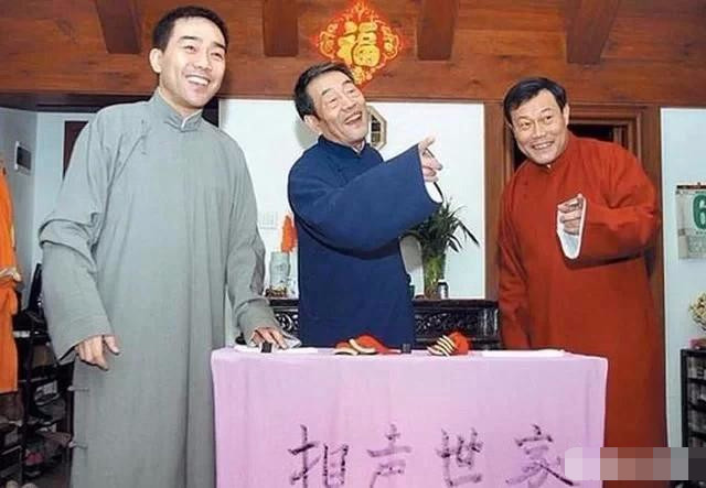 大儿子杨威,四儿子杨议和大孙子杨化然,都是深受群众欢迎的相声演员